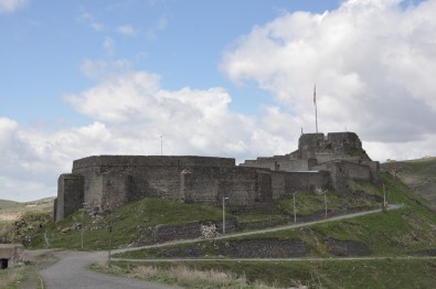 Kars Kalesi'nin Girisindeki Istinat Duvar Yikildi