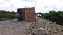 Kilis'te Hafriyat Kamyonu Devrildi Yol Trafige 1.5 Saat Kapandi Haberi