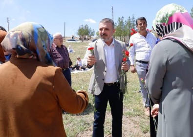 Sincan Belediye Baskani Murat Ercan'dan Annelere Çiçek