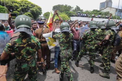 Sri Lanka Basbakani Rajapaksa, Istifa Etti