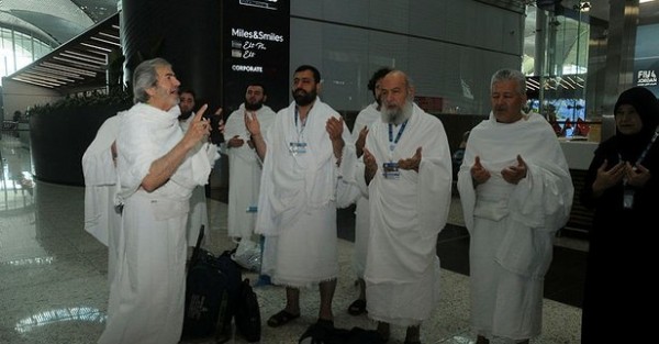 2 yıl aradan sonra Umre ziyaretleri başladı! İlk kafile kutsal topraklara yola çıktı!