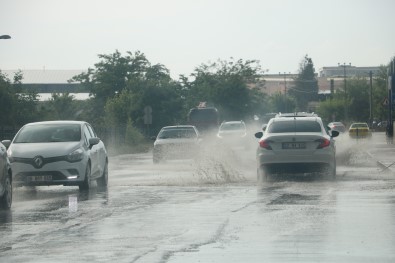 5 Dakikalik Saganak Edirne'nin Bozuk Yollarini Göle Çevirdi