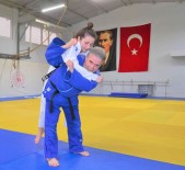 Judo Tutkusu Ve Çalisma Azmiyle 56 Yasinda Türkiye Sampiyonu Oldu