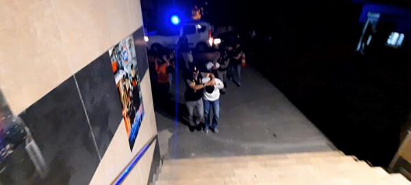 Dokuz kilo altını eritirken yakalandılar!