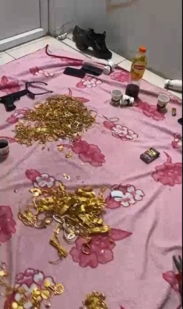 Dokuz kilo altını eritirken yakalandılar!