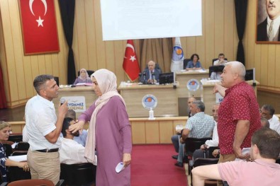 Akdeniz Belediye Meclisi'nde 'Istiklal Marsi' Ve 'Öcalan' Gerginligi