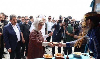 Emine Erdoğan, Etnospor Festivali’ni ziyaret etti!