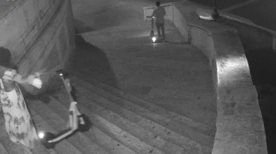 Ispanyol Merdivenleri'nden Scooter Firlatan Turistler, 25 Bin Euro Hasara Yol Açti