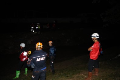 'Sel Bölgesinde Kayip Oldugu Bilgisi Alinan Bir Vatandasimizi Arama Çalismalari Devam Etmektedir'