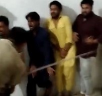 Hindistan'dan skandal görüntüler! Hem İslam'a ve Hz. Muhammed'e hakaret hem Müslümanlara şiddet...