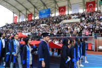 Iki Çocugunun Mezun Oldugu Üniversiteyi Dereceyle Bitirdi