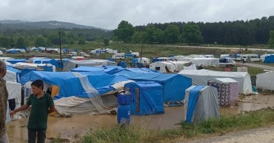 Saganak Yagista 500 Isçinin Bulundugu Çadir Kent Sular Altinda Kaldi