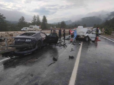 Antalya'da Otomobiller Kafa Kafaya Çarpisti Açiklamasi 1 Ölü, 3 Yarali