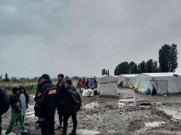 Çadir Alanini Sel Basti, 30 Kisi Canini Zor Kurtardi