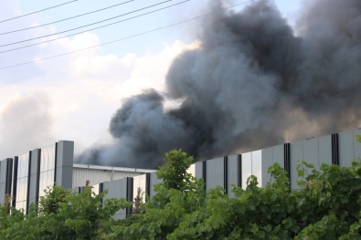 Diyarbakir'da Kozmetik Fabrikasinda Çikan Yangin Yaklasik 4 Saattir Devam Ediyor