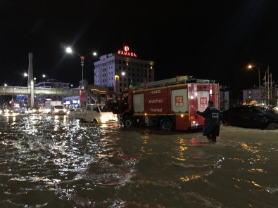 Elazig'da Saganak Biranda Bastirdi, Onlarca Araç Yolda Kaldi