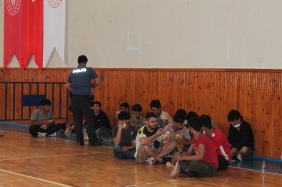 Kaçak Göçmenlerin Ülkelerine Gönderilmesi Tüm Hiziyla Devam Ediyor