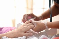 Kadiköy Belediyesi 'Evde Kuaförlük' Hizmetine Devam Ediyor