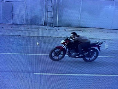 Otomobille Gelen Hirsizlar 50 Bin Liralik Motosikleti Çaldi; O Anlar Güvenlik Kamerasina Yansidi