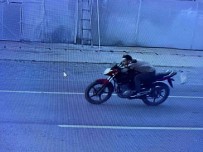 Otomobille Gelen Hirsizlar 50 Bin Liralik Motosikleti Çaldi; O Anlar Güvenlik Kamerasina Yansidi