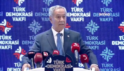 Bülent Arınç'tan Türk Demokrasi Vakfı toplantısında skandal açıklamalar! Akıllara Melih Gökçek'in Bülent Arınç'a bakışı geldi!