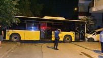Ehliyetsiz Görevli Yikamak Için Aldigi IETT Otobüsüyle Sokaga Daldi Açiklamasi Bir Otomobil Hurdaya Döndü