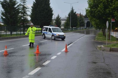 Kütahya'da Yagis Nedeniyle Cadde Ve Sokaklarda Su Baskini Yasandi