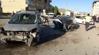 Yüksekova'da Zincirleme Trafik Kazasi Açiklamasi 4 Yarali