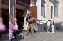 Ukrayna'da Gelinlik Ve Damatligin Yerini Askeri Üniforma Aldi