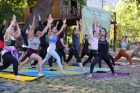 50 Genç Kadin Yoga Kampinda Bulustu