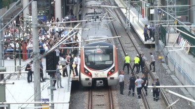 Bostanci'da Tren Raylarina Atlayan Genç Hayatini Kaybetti