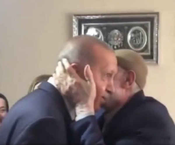 Cumhurbaşkanı Erdoğan, elini öptürmedi!
