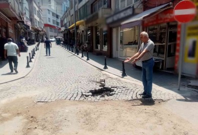 Çöken Yol Vatandasi Çileden Çikardi