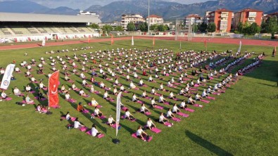 500 Kadin Birlikte Yoga Yapti
