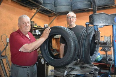 60 Yil Önce Kurdugu Lastik Tamir Dükkanini Ogluyla Beraber Isletiyor