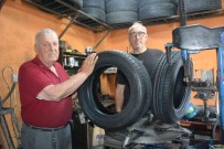 60 Yil Önce Kurdugu Lastik Tamir Dükkanini Ogluyla Beraber Isletiyor