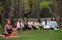 'Barisa Evet' Sloganiyla Yoga Yaptilar