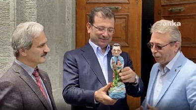 İcraat neyse hediye de o! İmamoğlu'na Trabzon'da kendi heykelini verdiler!