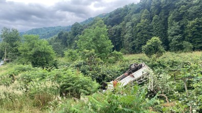 Rize'de Kamyonet Yol Kenarina Devrildi Açiklamasi 3'Ü Agir 5 Kisi Yarali