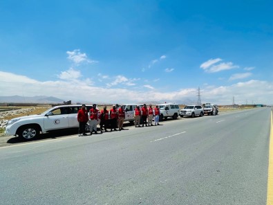 Türk Kizilay Afganistan'daki Ekiplerini Depremzedeler Için Seferber Etti