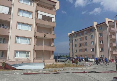 Cezaevi Lojmanlarinin Çatilari Uçtu, 15 Araç Hasar Gördü