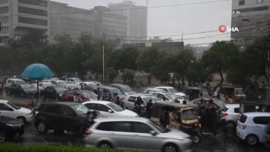 Pakistan'da Siddetli Yagis Açiklamasi 5 Ölü