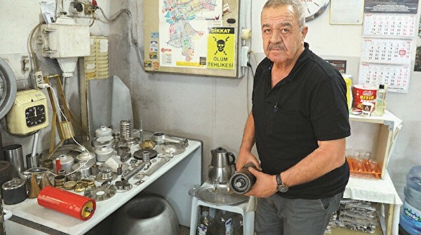 Evini satıp fünye üretti!