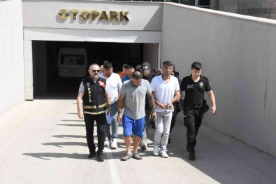 Antalya'da Aranan 53 Sahis Yakalandi