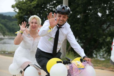 Bisiklet Festivalinde Gelinlik Ve Damatlikla Ön Safta Pedal Çevirdiler