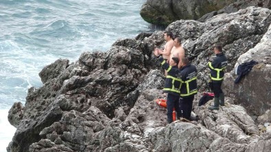 Ölümden Dönen Genç Sahil Güvenlik Ekiplerine Sarilarak Tesekkür Etti