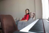 Basindan Vurularak Ölümden Dönen Mutlu Kaya, Avukat Olma Ve Sahnelere Dönme Hayaliyle Yasiyor