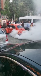 Dügün Konvoyunda Lastik Yakan Araç Trafikten Men Edildi