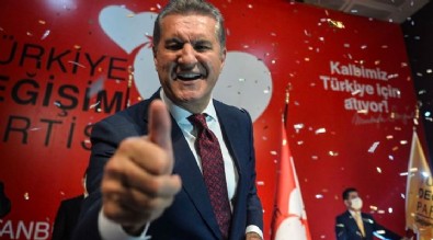 Mustafa Sarıgül Yunan Parlamentosu önünde Türk bayrağı açtı