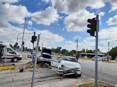 Konya'da Iki Otomobil Çarpisti Açiklamasi 3 Yarali